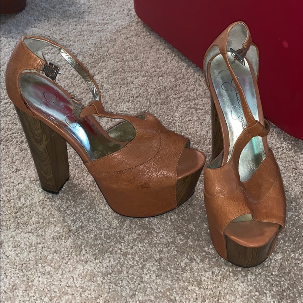 Chestnut tan heels 70s look